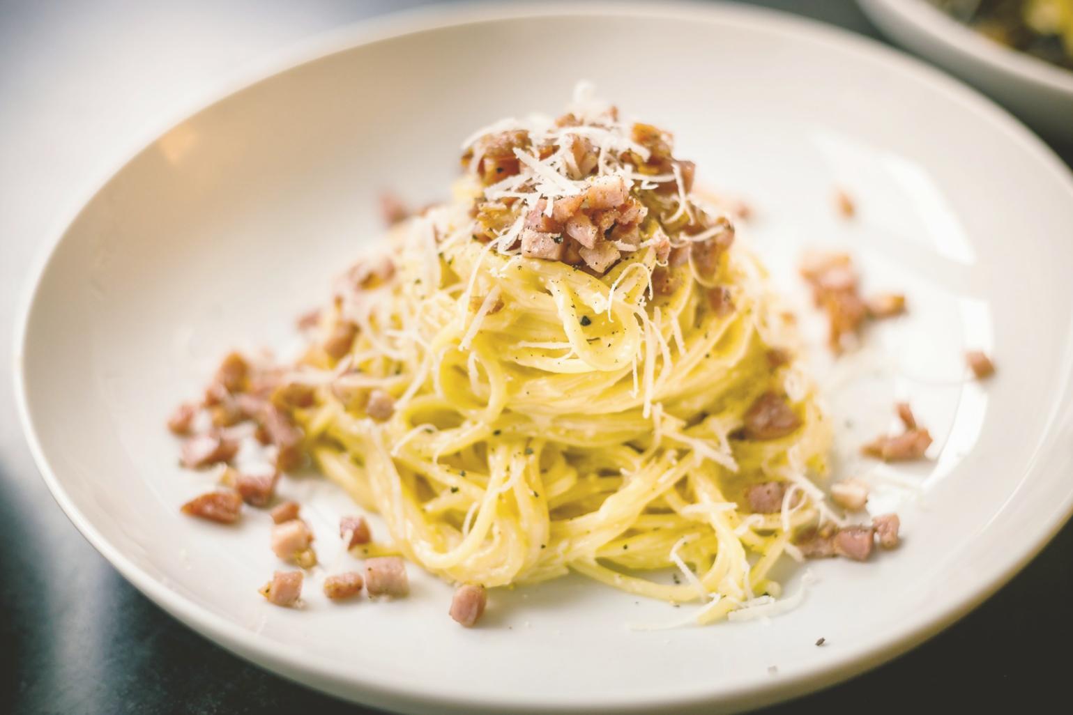 Traditionelle Küchenarbeit mit frischen Zutaten