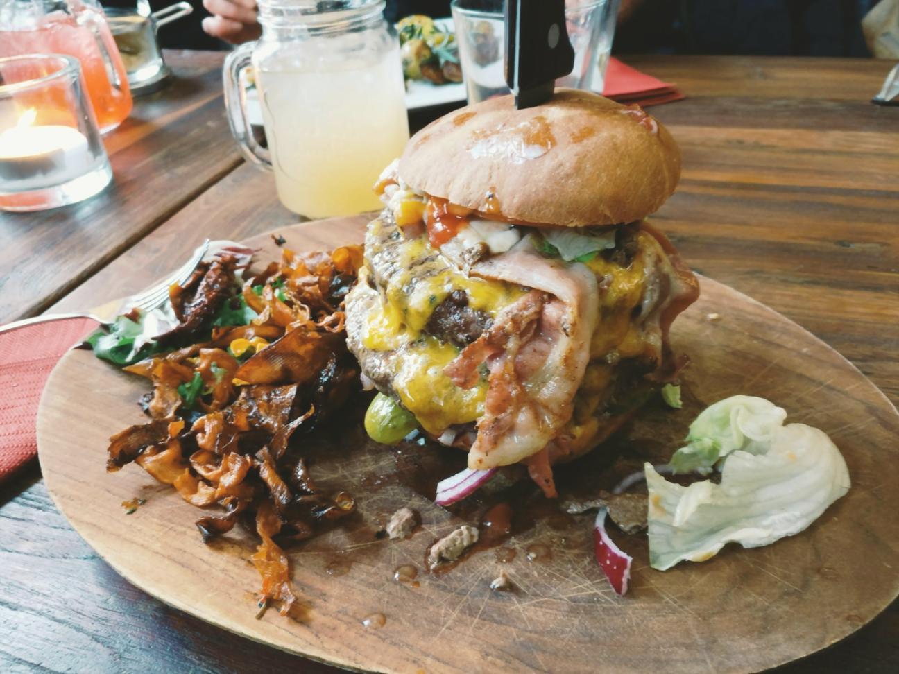 Traditionelle Küchenarbeit mit regionalen Zutaten