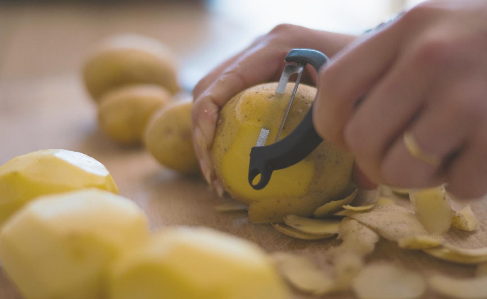Praktische Küchenarbeit während des Trainings